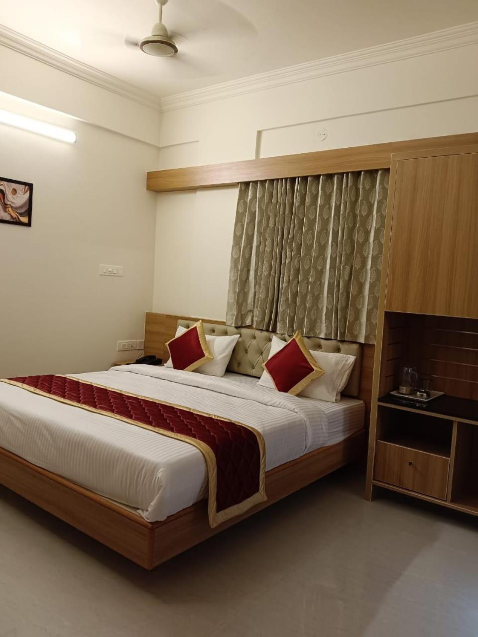Krishna Inn Bangalore Bagian luar foto