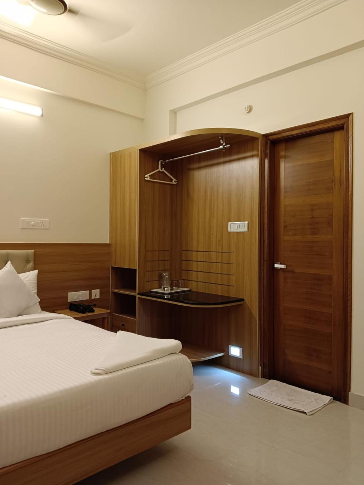 Krishna Inn Bangalore Bagian luar foto